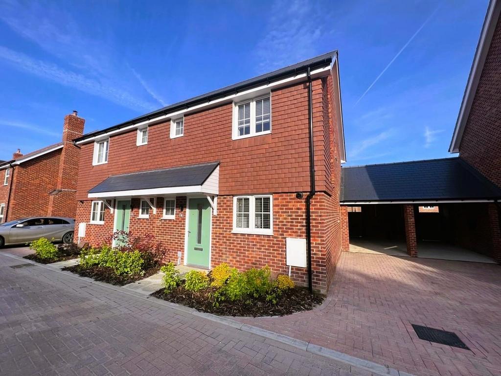 Rowan Place, Headcorn, Ashford 3 bed semidetached house £1,600 pcm