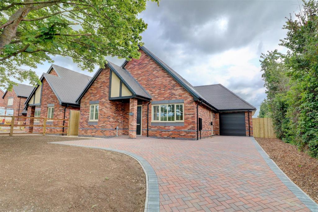 Upper Street, Defford, Worcester 3 bed detached bungalow for sale £