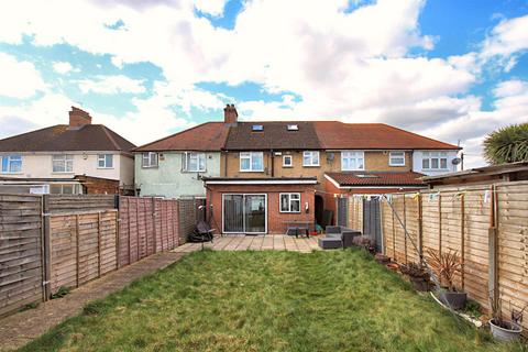 4 bedroom terraced house for sale, Hinton Avenue, Hounslow TW4