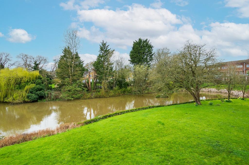 Lakeside Court, Elstree, Borehamwood... 3 bed apartment £475,000