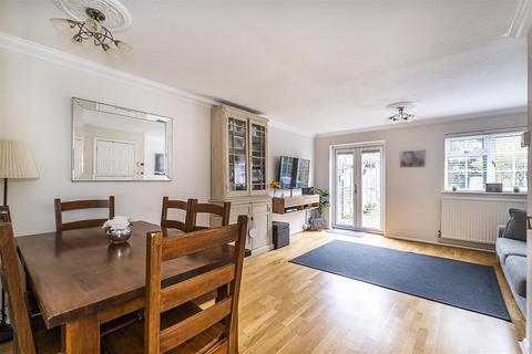 11 Middle Close, Epsom, KT17 1DU