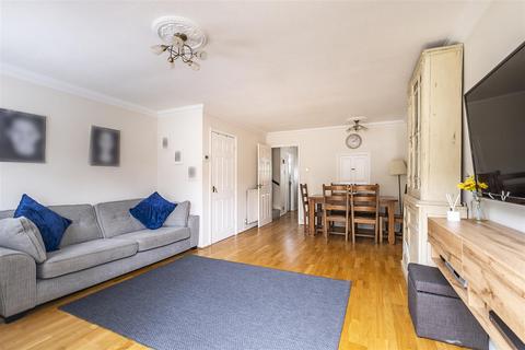 11 Middle Close, Epsom, KT17 1DU