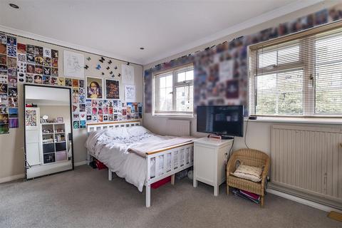 11 Middle Close, Epsom, KT17 1DU