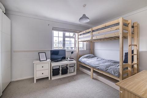 11 Middle Close, Epsom, KT17 1DU