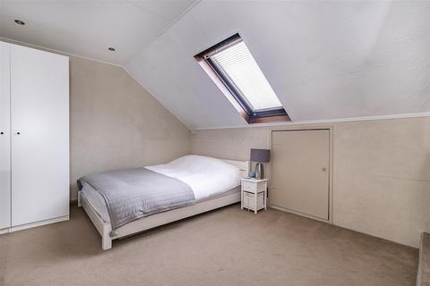 11 Middle Close, Epsom, KT17 1DU