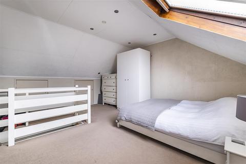 11 Middle Close, Epsom, KT17 1DU
