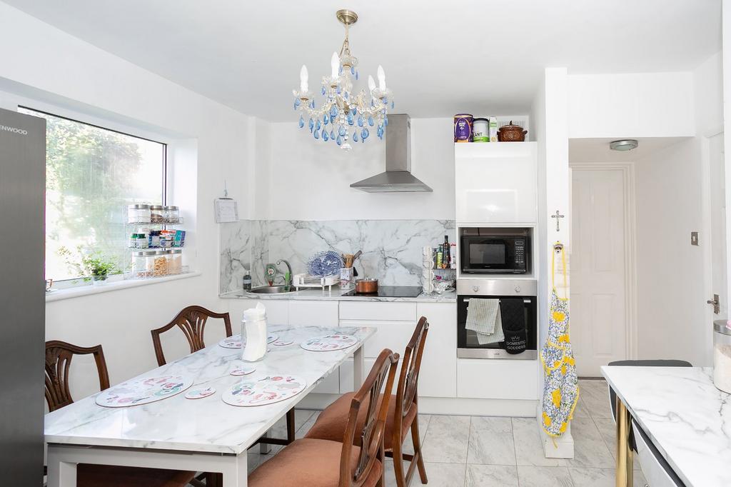 Hazelwood Lane, Abbots Langley... 4 bed semidetached house £2,300 pcm (£531 pw)