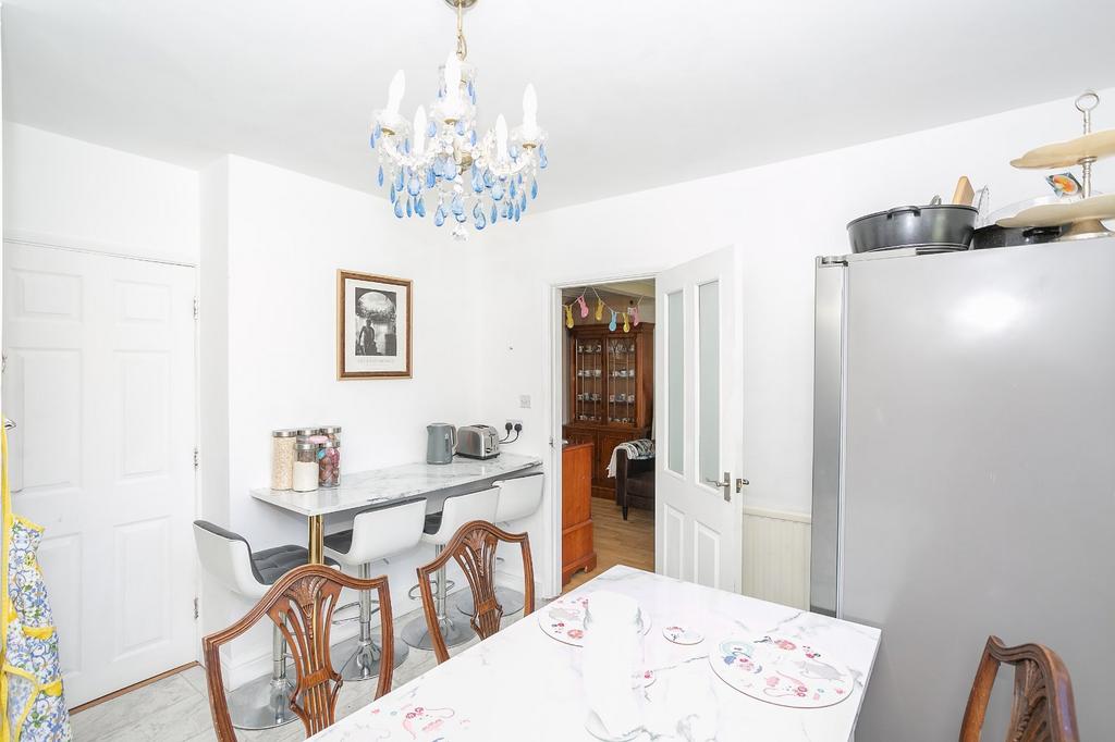 Hazelwood Lane, Abbots Langley... 4 bed semidetached house £2,300 pcm (£531 pw)
