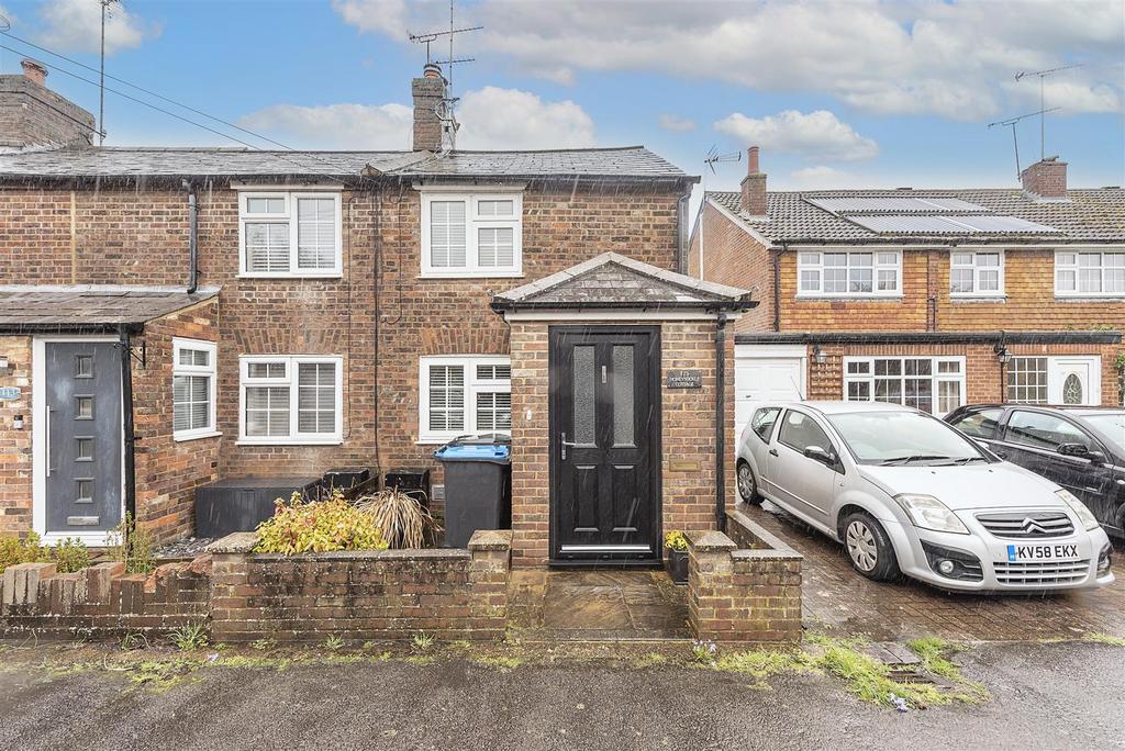 London Road, Markyate, St. Albans 2 bed end of terrace house £350,000