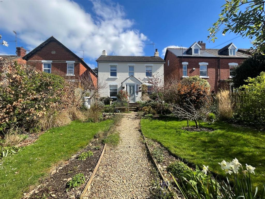 Upper Queens Road, Stonehouse 3 bed detached house £525,000