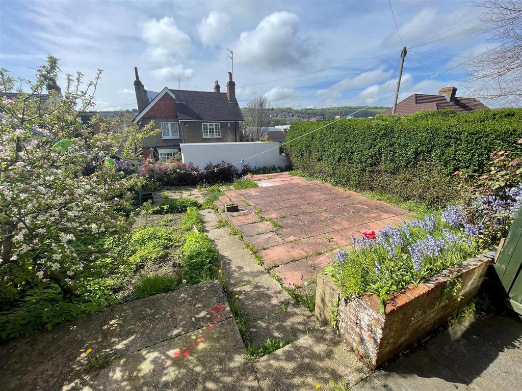 Nesbitt Road, Brighton 3 bed semidetached house £1,600 pcm (£369 pw)