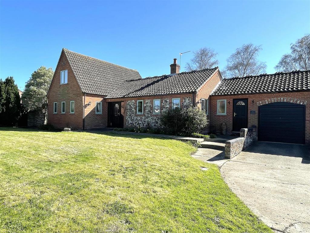 Woods Loke East, Oulton, Lowestoft 4 bed chalet for sale £600,000