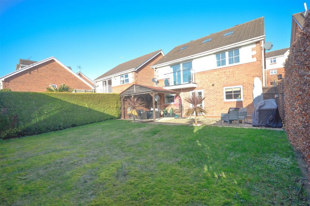 Moor Farm Avenue, Mosborough, Sheffield, S20 4 bed detached house for