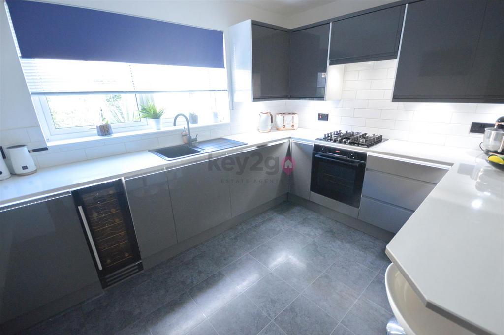 Moor Farm Avenue, Mosborough, Sheffield, S20 4 bed detached house for