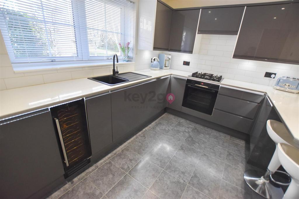 Moor Farm Avenue, Mosborough, Sheffield, S20 4 bed detached house for