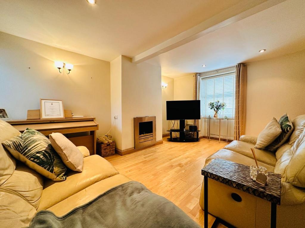 Garden Lane, Sherburn In Elmet, Leeds 5 bed terraced house £325,000