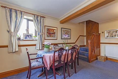 Fields Cottage, 3 Bank View, Tideswell, Buxton, SK17 8LU