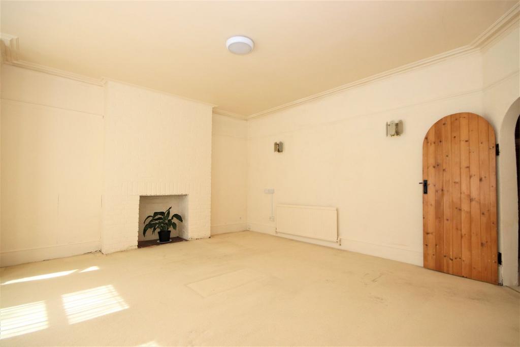 Cantelupe Road, BexhillonSea, TN40 2 bed apartment for sale £195,000