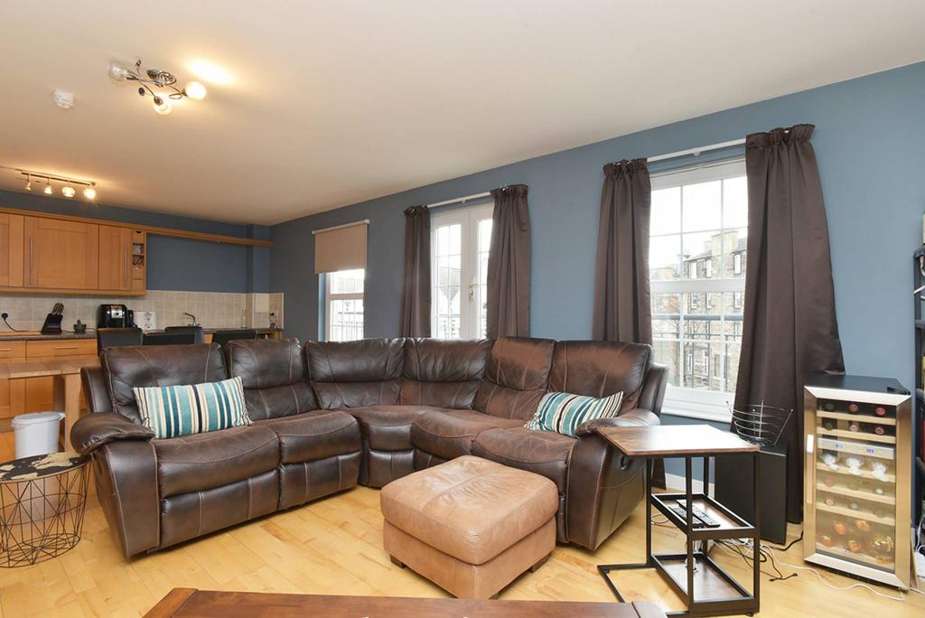 1/7 Dalry Gait, Edinburgh, EH11 2AU 3 bed flat £300,000