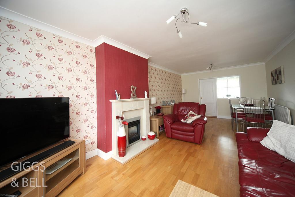 Kinross Crescent, Luton... 4 bed semidetached house £400,000