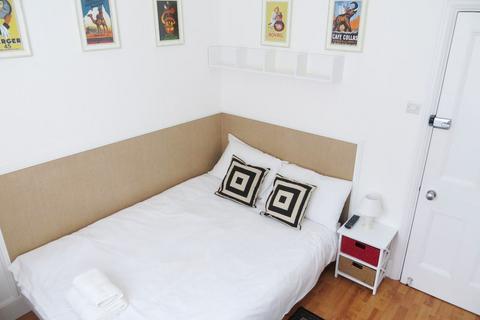 Studio to rent, Fulham Palace Road, Hammersmith, London, W6