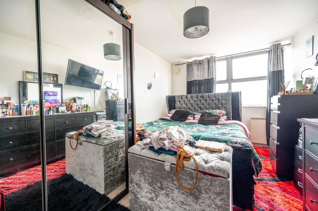ROMFORD ROAD, Forest Gate, London, E7 2 bed flat for sale £300,000