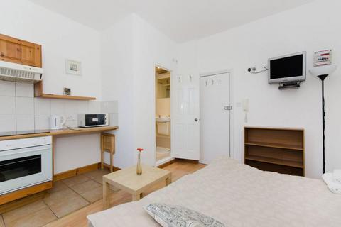 Studio to rent, West Cromwell Road, Earls Court, London, SW5