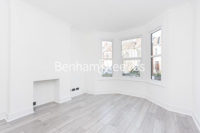 Drayton Avenue, Ealing W13 3 bed terraced house £3,000 pcm (£692 pw)