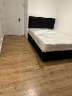 1 bedroom in a house share to rent - Harper Road, London