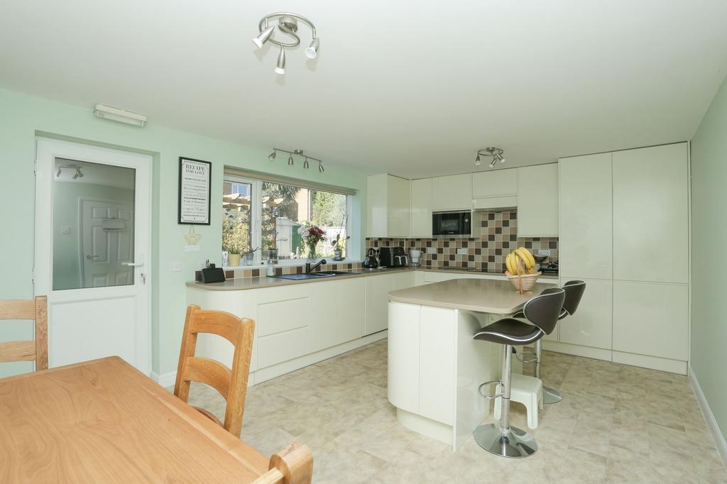 Celtic Road, Deal, CT14 5 bed detached house £650,000