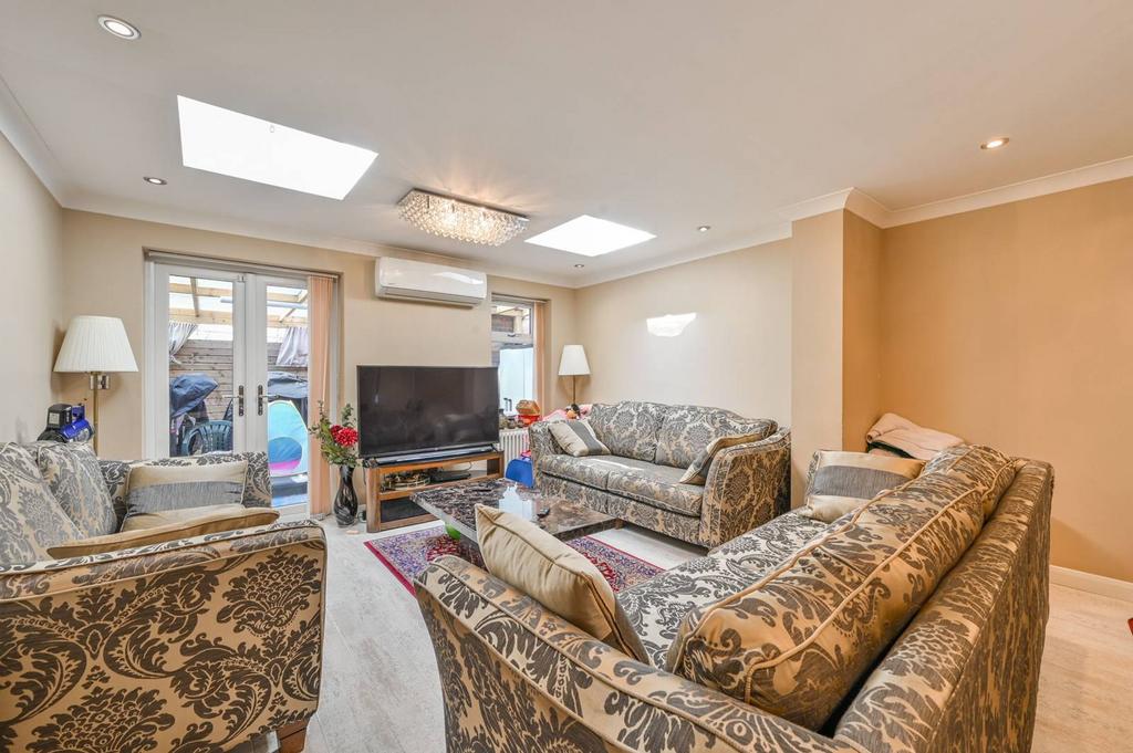 Booker Close E14, Tower Hamlets, London, E14 3 bed terraced house for