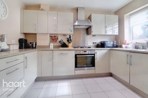 3 bedroom end of terrace house for sale - Clarence Gardens, Luton