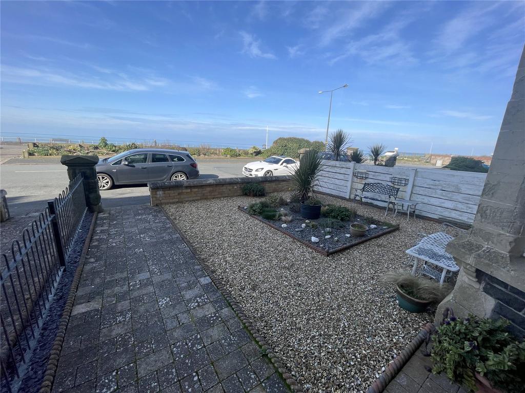 Marine Parade, Tywyn, Gwynedd, LL36 3 bed flat for sale £225,000