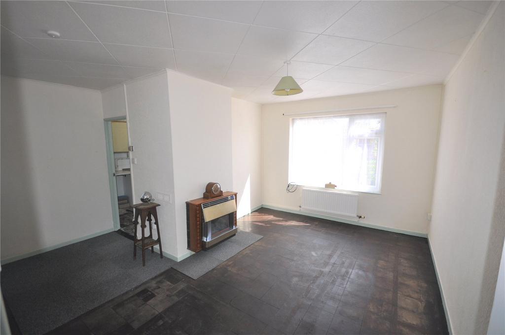 Penhill Drive, Swindon, Wiltshire, SN2 2 bed terraced house £160,000