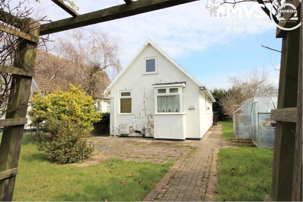 Golf Green Road, Jaywick, ClactononSea 1 bed bungalow £140,000