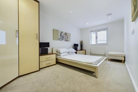 1 bedroom apartment to rent, The Sawmill, Dock Street, HU1