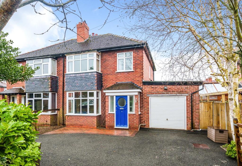 Oak Drive, Oswestry, Shropshire 3 bed semidetached house £265,000
