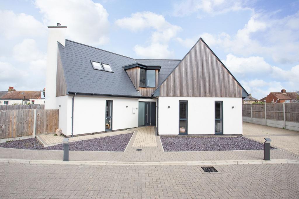 Turners Close, Margate, CT9 4 bed detached house for sale £650,000