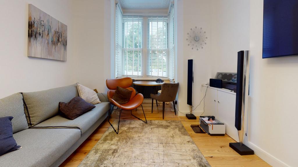 Birdhurst Road, London, SW18 2 bed apartment - £579,950