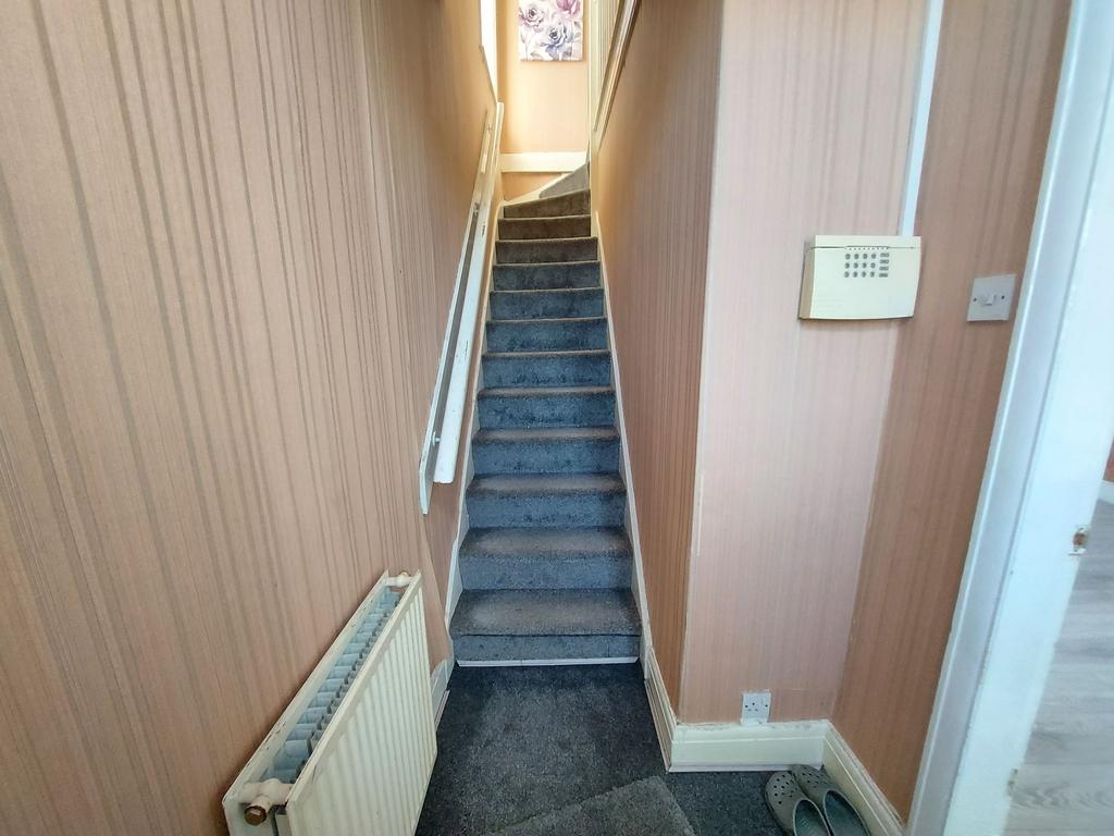 Birch Lane, Bradford, BD5 3 bed semidetached house £750 pcm (£173 pw)