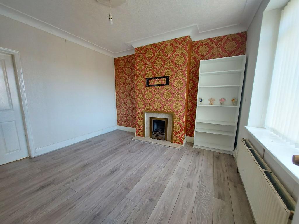 Birch Lane, Bradford, BD5 3 bed semidetached house £750 pcm (£173 pw)