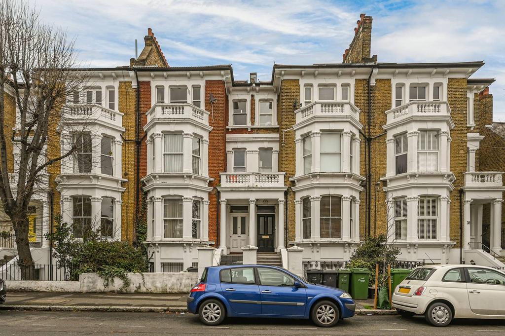 Gauden Road, Clapham North, London, SW4 2 bed flat £815,000