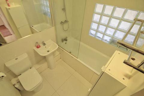 2 bedroom flat for sale, Chartwell Close, Greenford