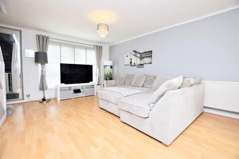 91 Shepherds Close, Romford, RM6 5AH