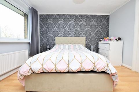 91 Shepherds Close, Romford, RM6 5AH
