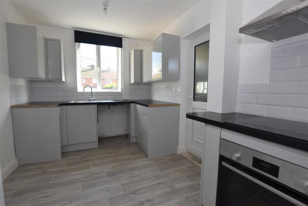 Caledon Close, Hull 2 bed semidetached house £650 pcm (£150 pw)