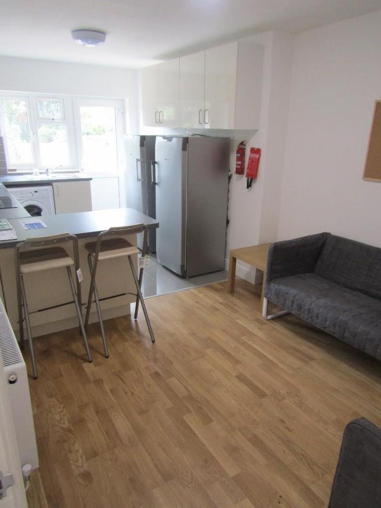 KITCHEN &amp; LOUNGE AREA (1).JPG