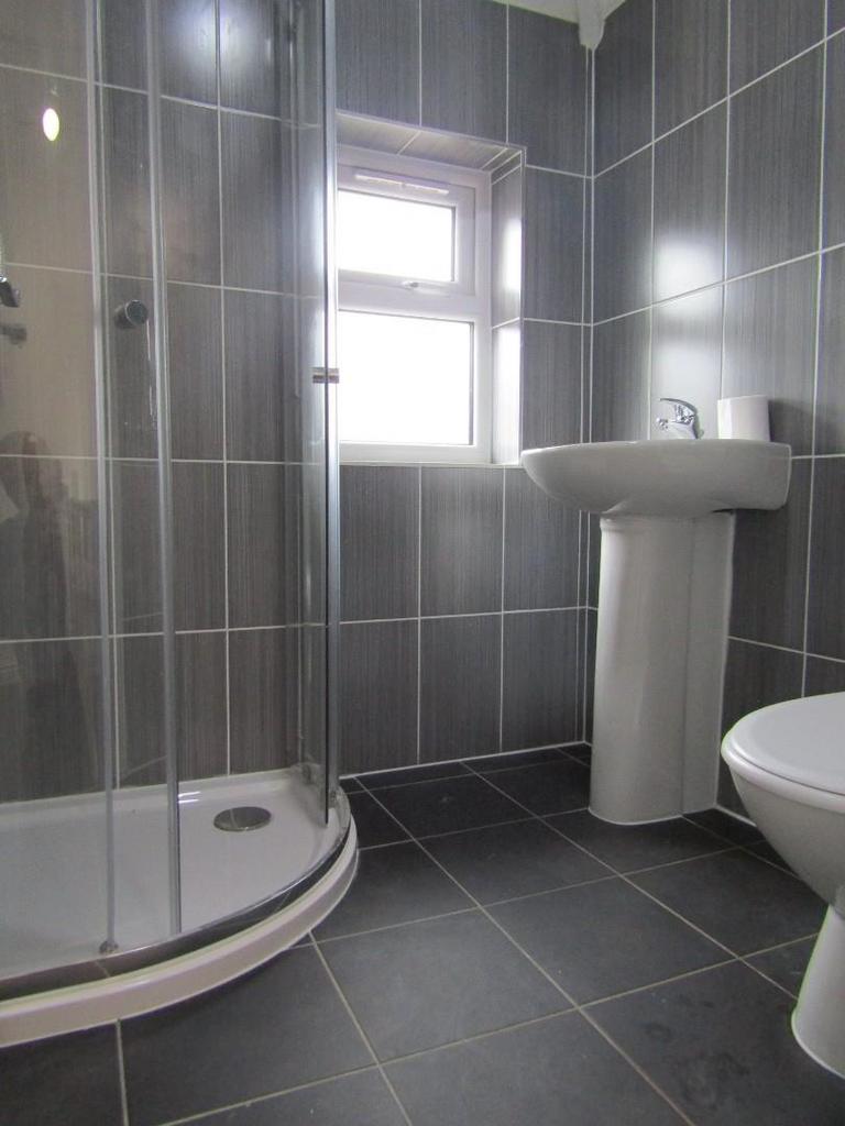 Upstairs shower room (1).jpg