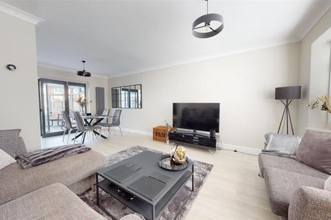 18 Cambria Crescent, Gravesend, DA12 4NH