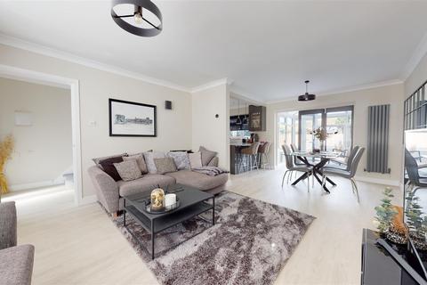 18 Cambria Crescent, Gravesend, DA12 4NH